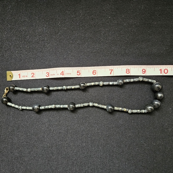 2/$30 Vintage Single Strand Beaded Black Necklace Mid Length - Picture 9 of 9